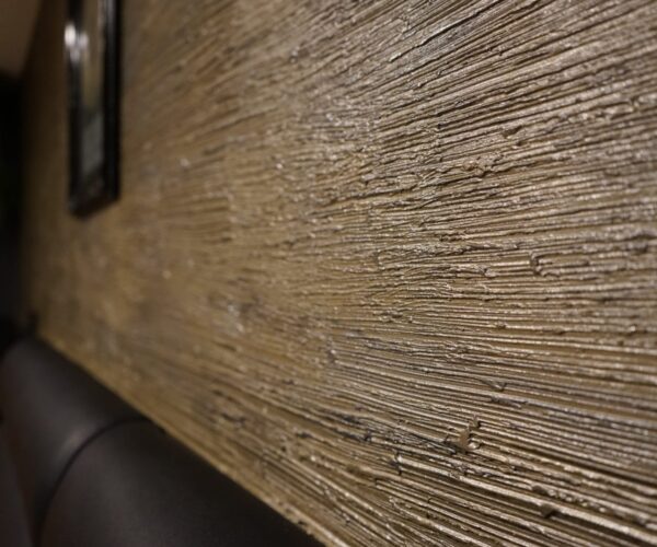 Mancave Detail van unieke textuur en decoratieve wandafwerking op maat