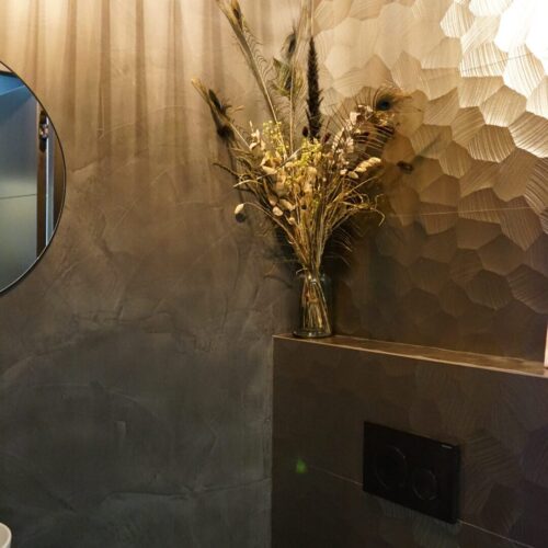 Exclusieve wandafwerking met robuuste stucverf door Room Designers