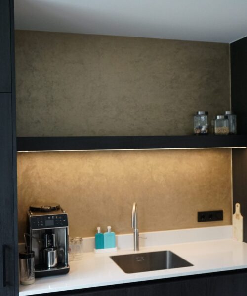 Luxe wand met Africa metallic look en subtiele glans Room Designers