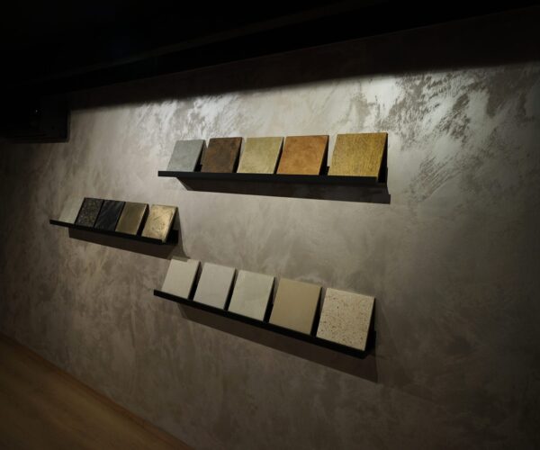Showroom Detail van naadloze moderne wandafwerking in een woonkamer