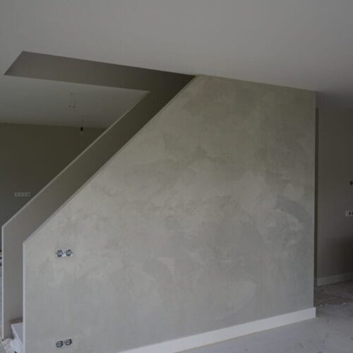 Trappen Industriële wandafwerking met grijs beton stuc Room Designers